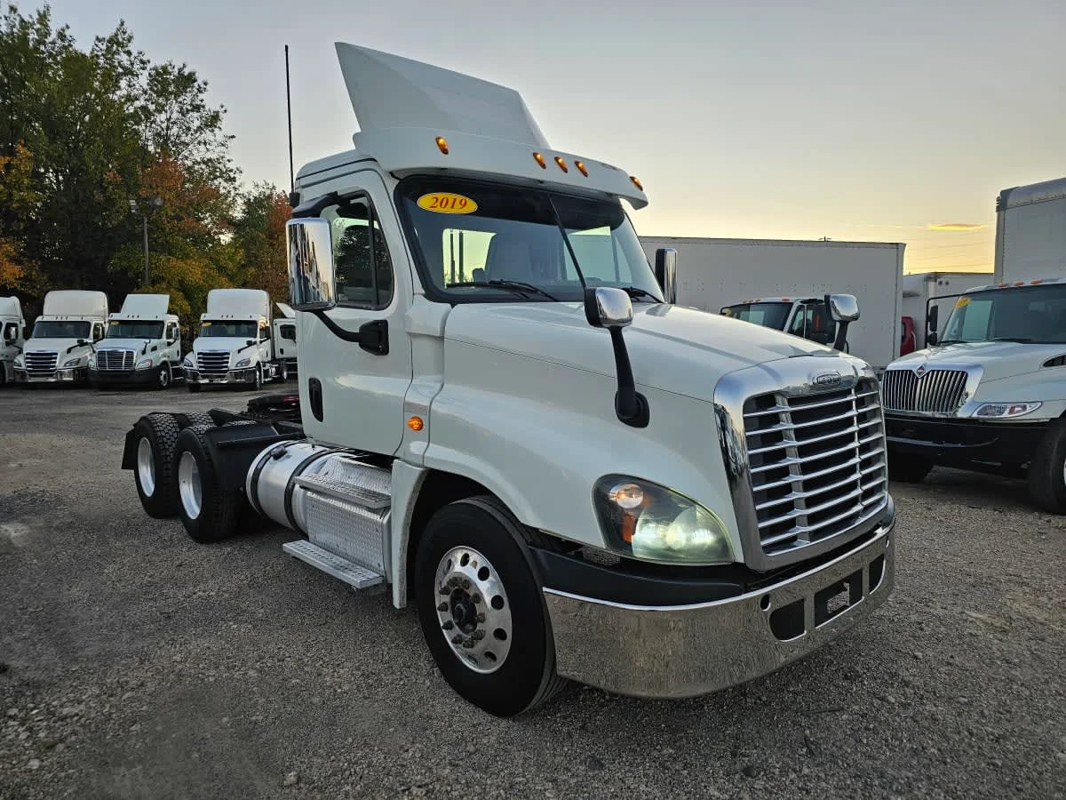 2019 Freightliner Cascadia - image 3