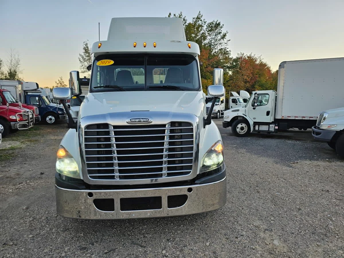 2019 Freightliner Cascadia in Bensalem, PA — photo 2