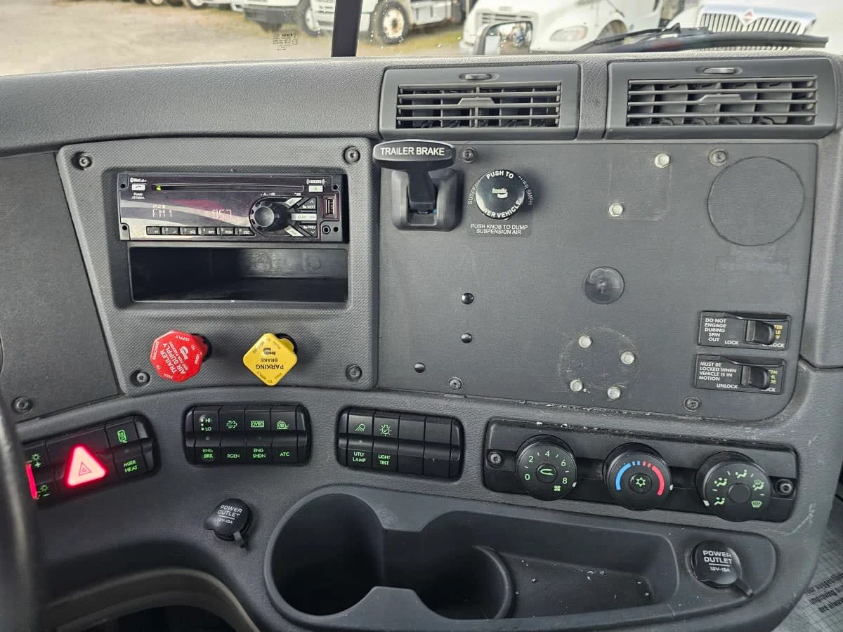 2019 Freightliner Cascadia in Bensalem, PA — photo 12