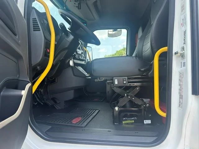 2027 Peterbilt 548 — photo 11