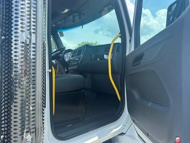 2027 Peterbilt 548 — photo 18