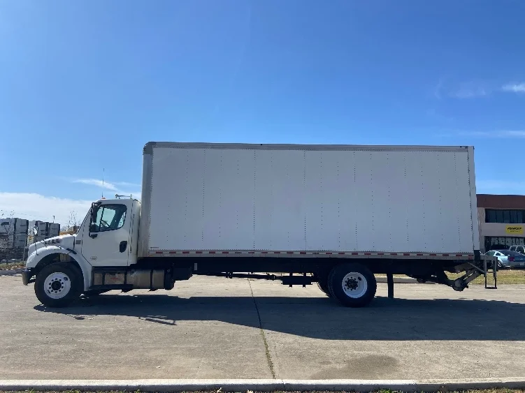 2018 Freightliner M2 106 - image 4