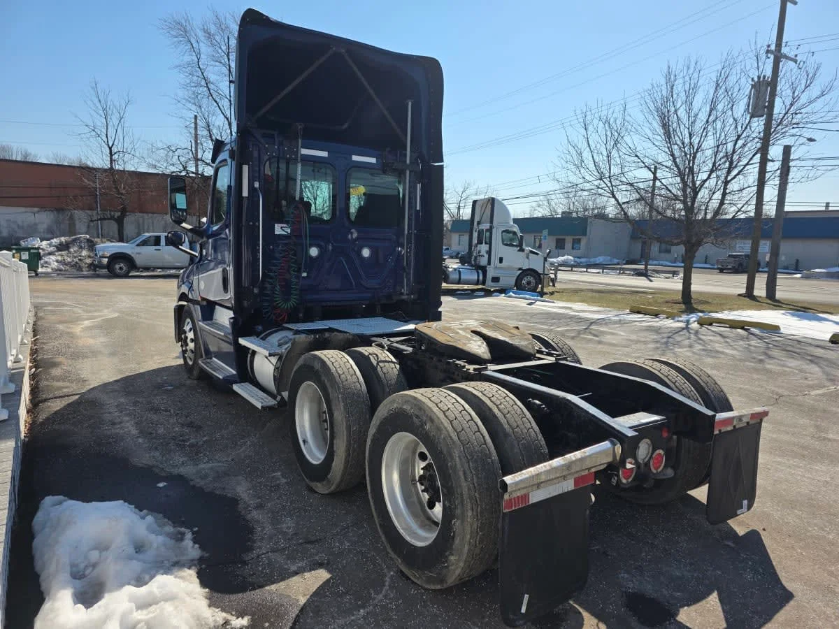 2020 Freightliner Cascadia in Bensalem, PA — photo 6