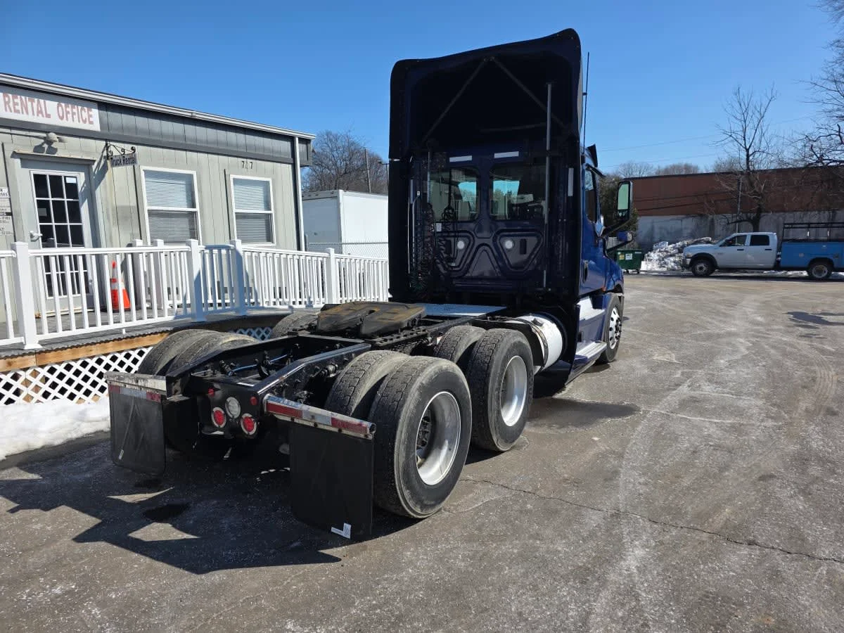 2020 Freightliner Cascadia in Bensalem, PA — photo 4