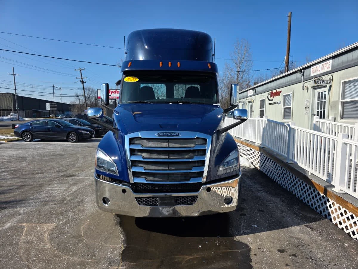 2020 Freightliner Cascadia in Bensalem, PA — photo 2