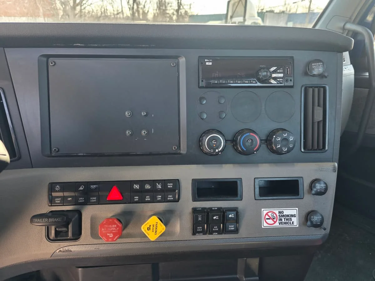 2020 Freightliner Cascadia in Bensalem, PA — photo 10