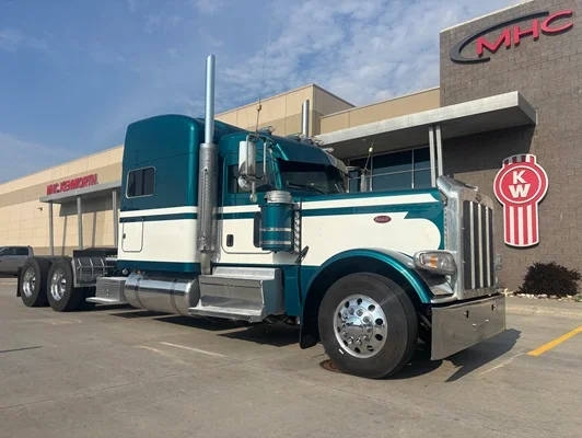 2022 Peterbilt 389