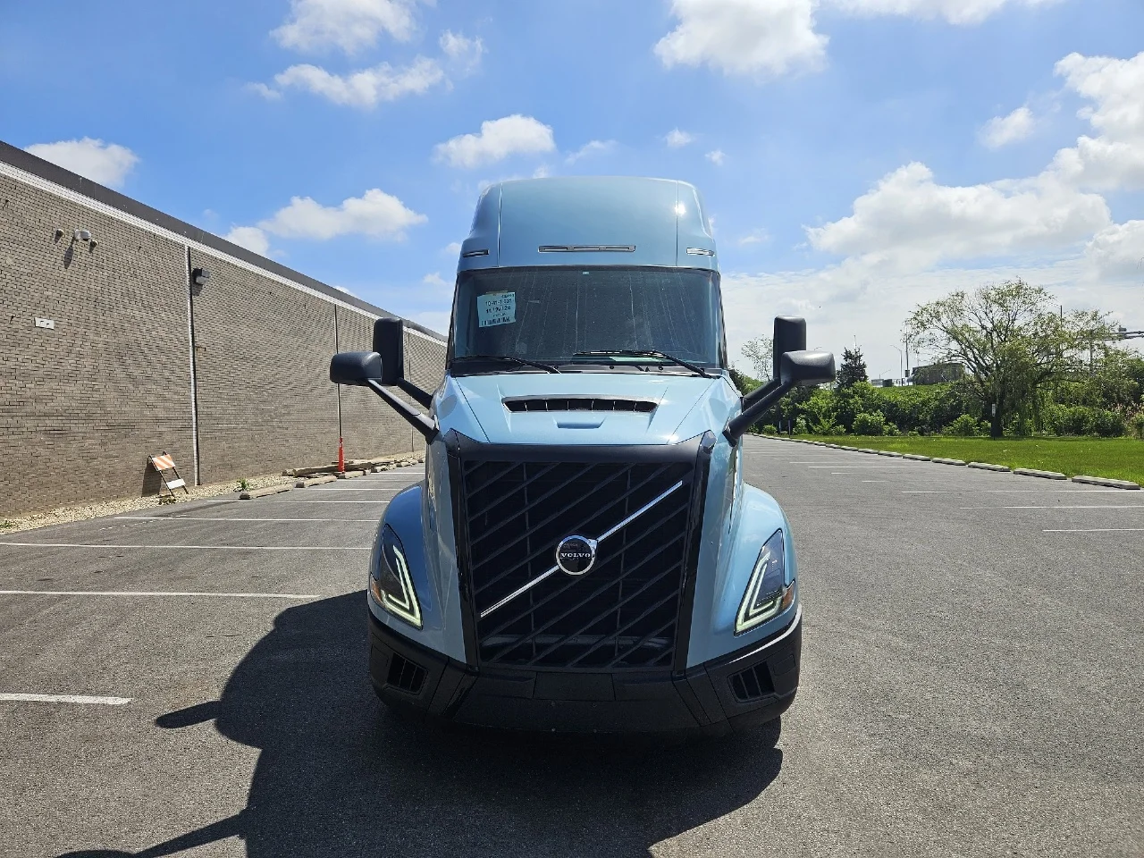 2025 Volvo VNL 860 in Gary, IN — photo 2