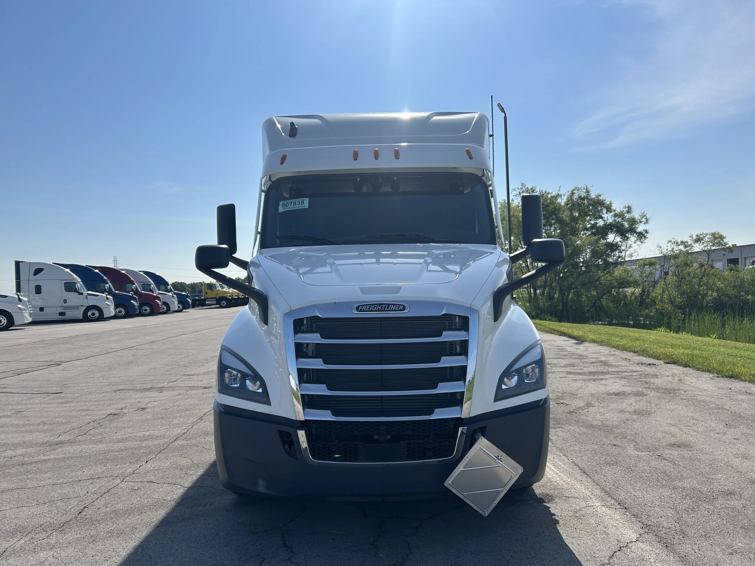 2025 Freightliner Cascadia in Fort Wayne, IN — photo 2