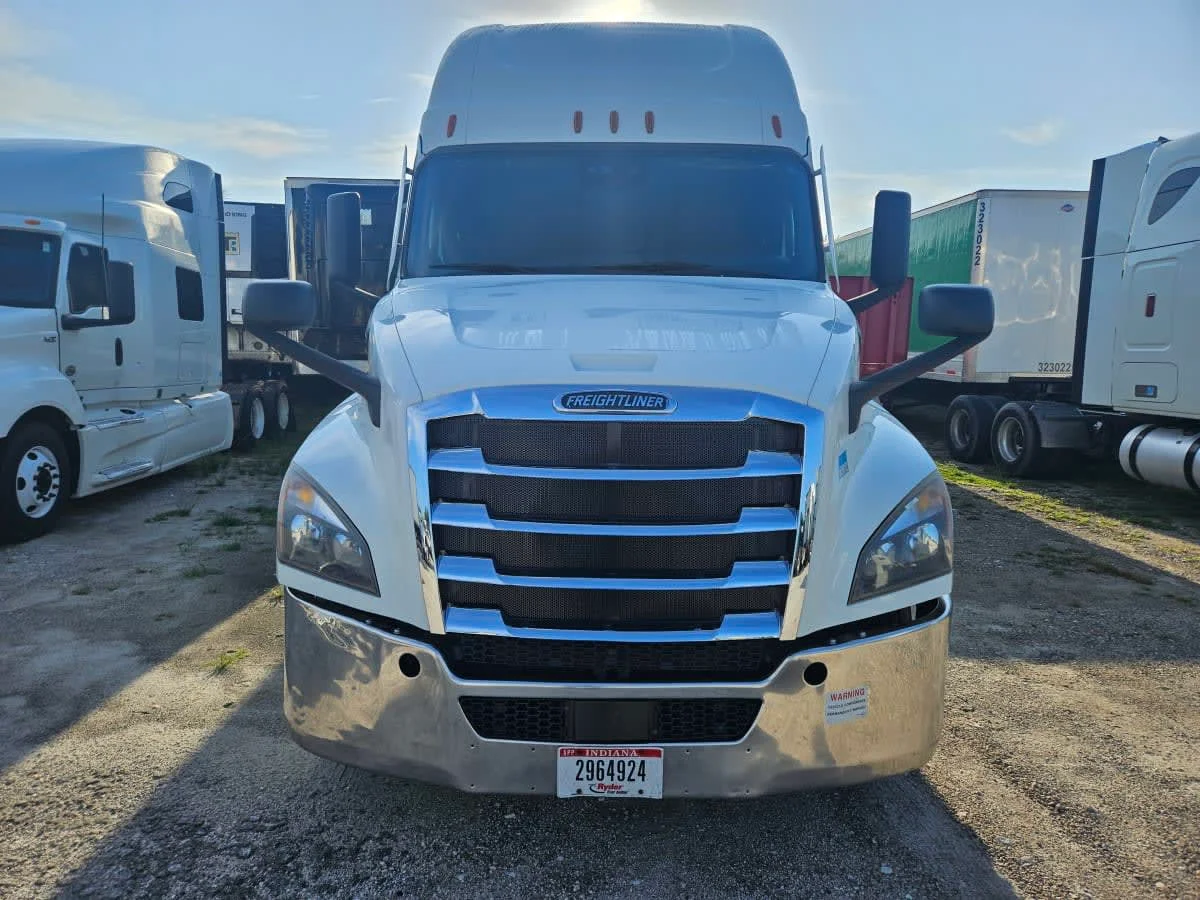 2020 Freightliner Cascadia in Orlando, FL — photo 2