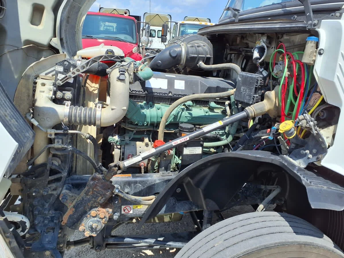 2020 Volvo VNL 860 in Greenville, SC — photo 8