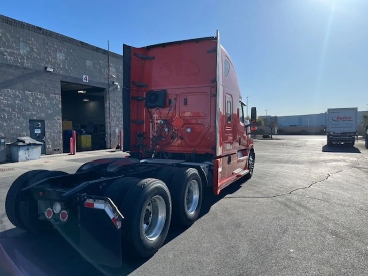 2020 Freightliner Cascadia in North Las Vegas, NV — photo 4