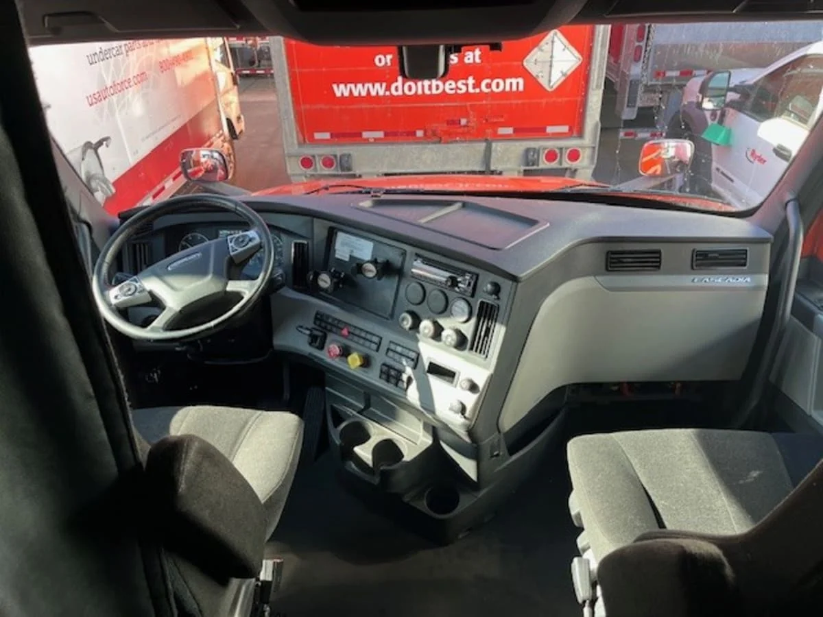 2020 Freightliner Cascadia in North Las Vegas, NV — photo 7