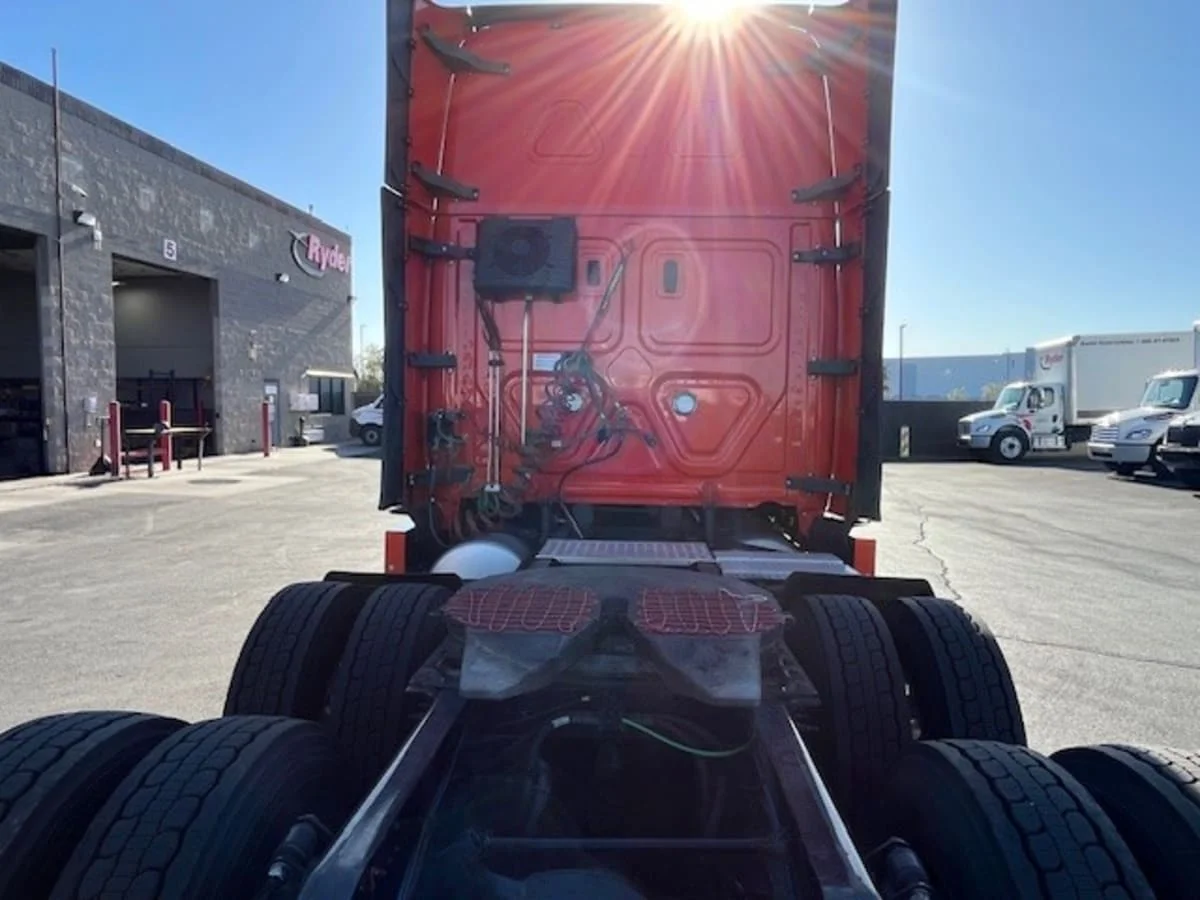 2020 Freightliner Cascadia in North Las Vegas, NV — photo 5