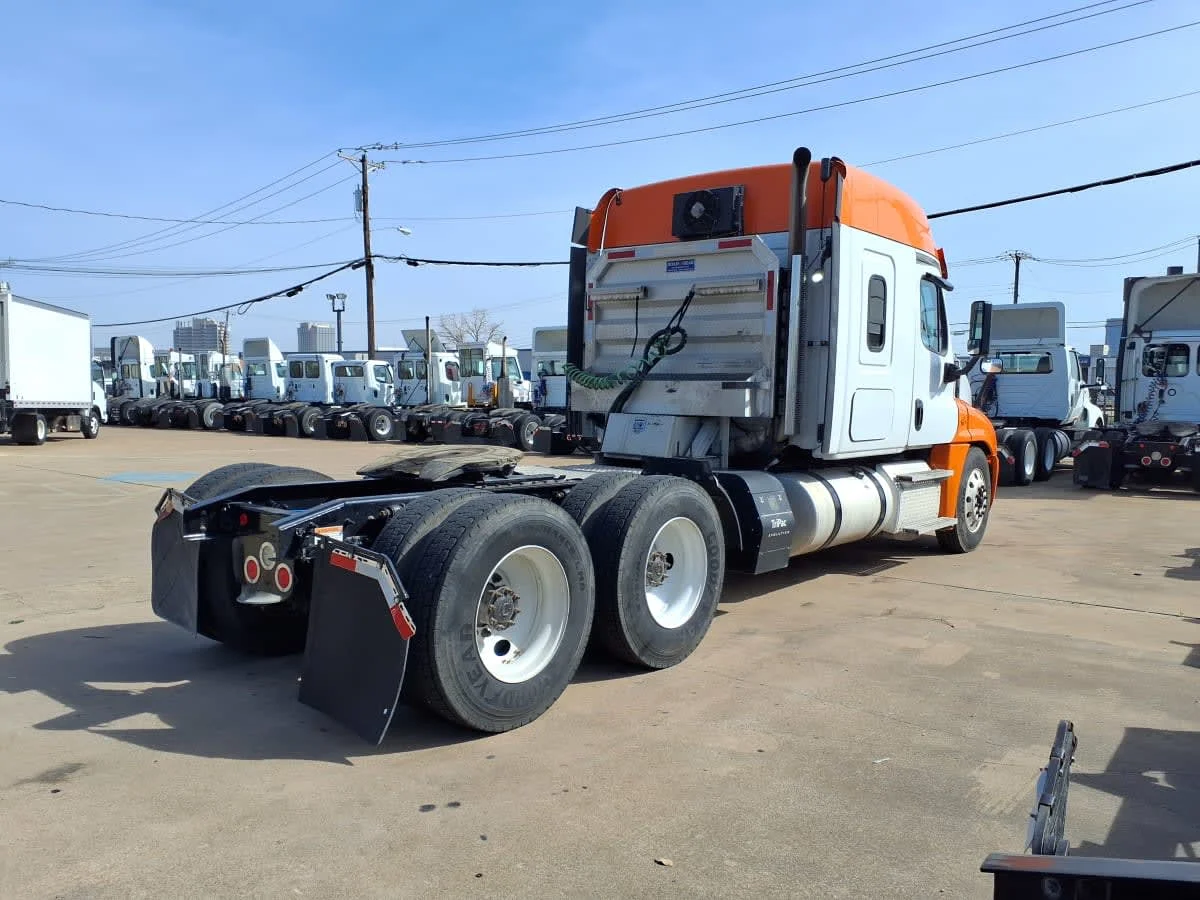2020 Freightliner Cascadia in Dallas, TX — photo 4
