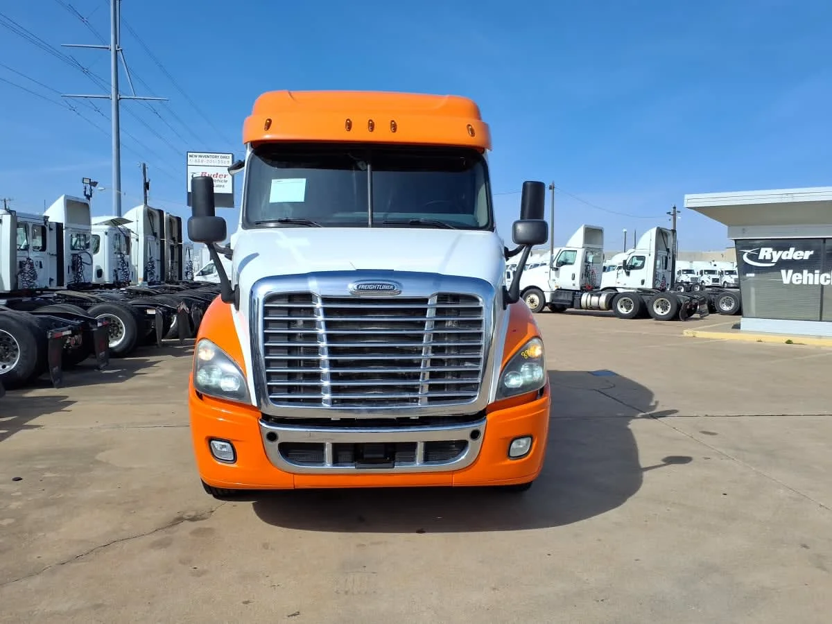 2020 Freightliner Cascadia in Dallas, TX — photo 2