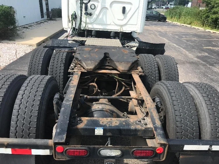 2019 Freightliner Cascadia - image 6