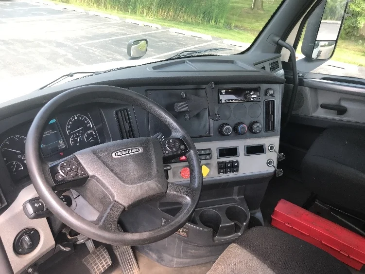 2019 Freightliner Cascadia - image 10