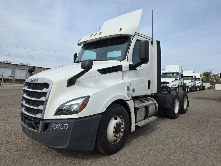 2020 Freightliner Cascadia in Jackson, MI — photo 3