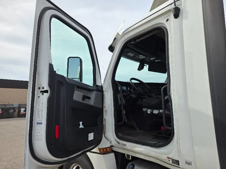 2020 Freightliner Cascadia in Jackson, MI — photo 9