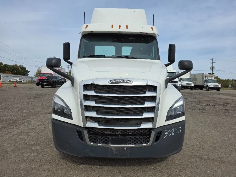 2020 Freightliner Cascadia in Jackson, MI — photo 2