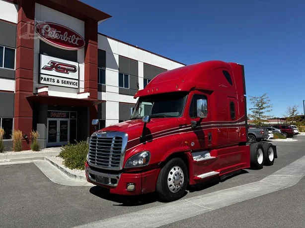 2017 Freightliner Cascadia - image 1