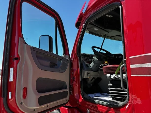 2017 Freightliner Cascadia - image 21