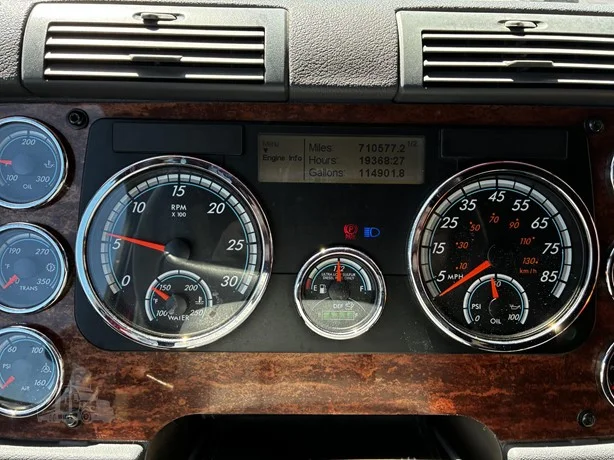 2017 Freightliner Cascadia - image 23