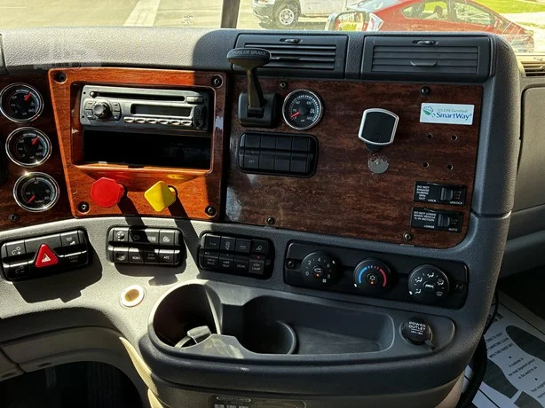 2017 Freightliner Cascadia - image 25