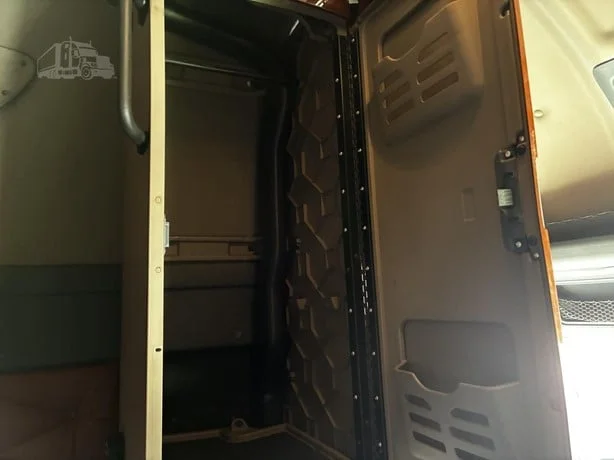 2017 Freightliner Cascadia - image 35