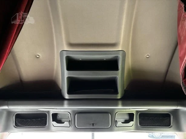 2017 Freightliner Cascadia - image 27