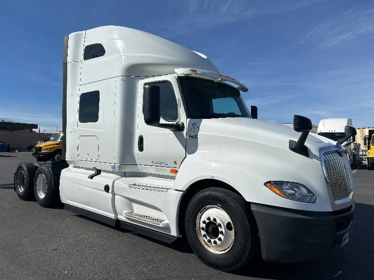 2020 International LT - image 1