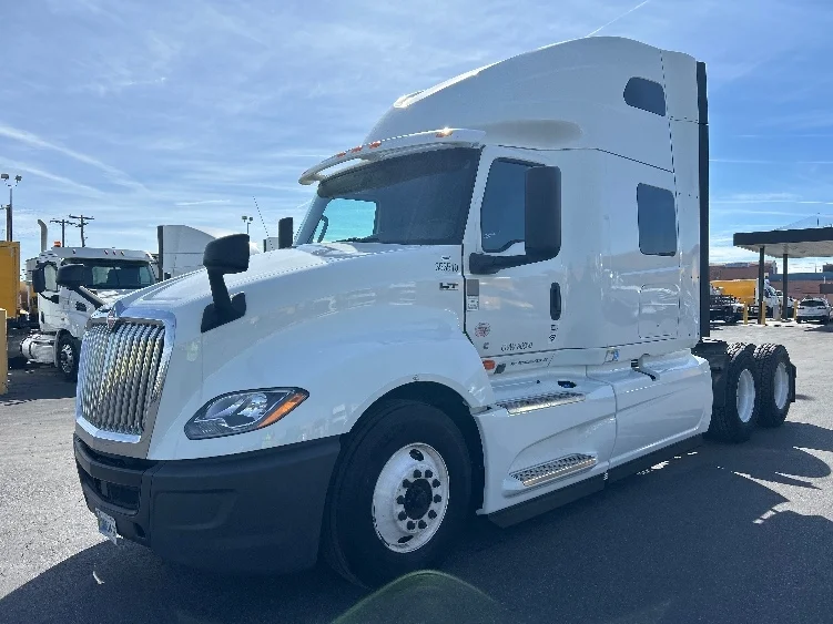 2020 International LT - image 3