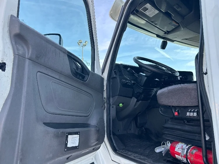 2020 International LT - image 9