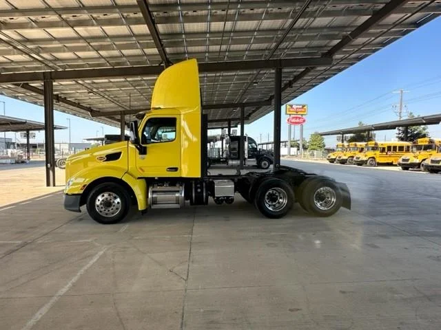 2021 Peterbilt 579 in San Antonio, TX — photo 3