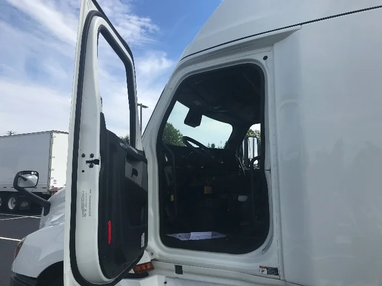 2021 Freightliner Cascadia - image 9