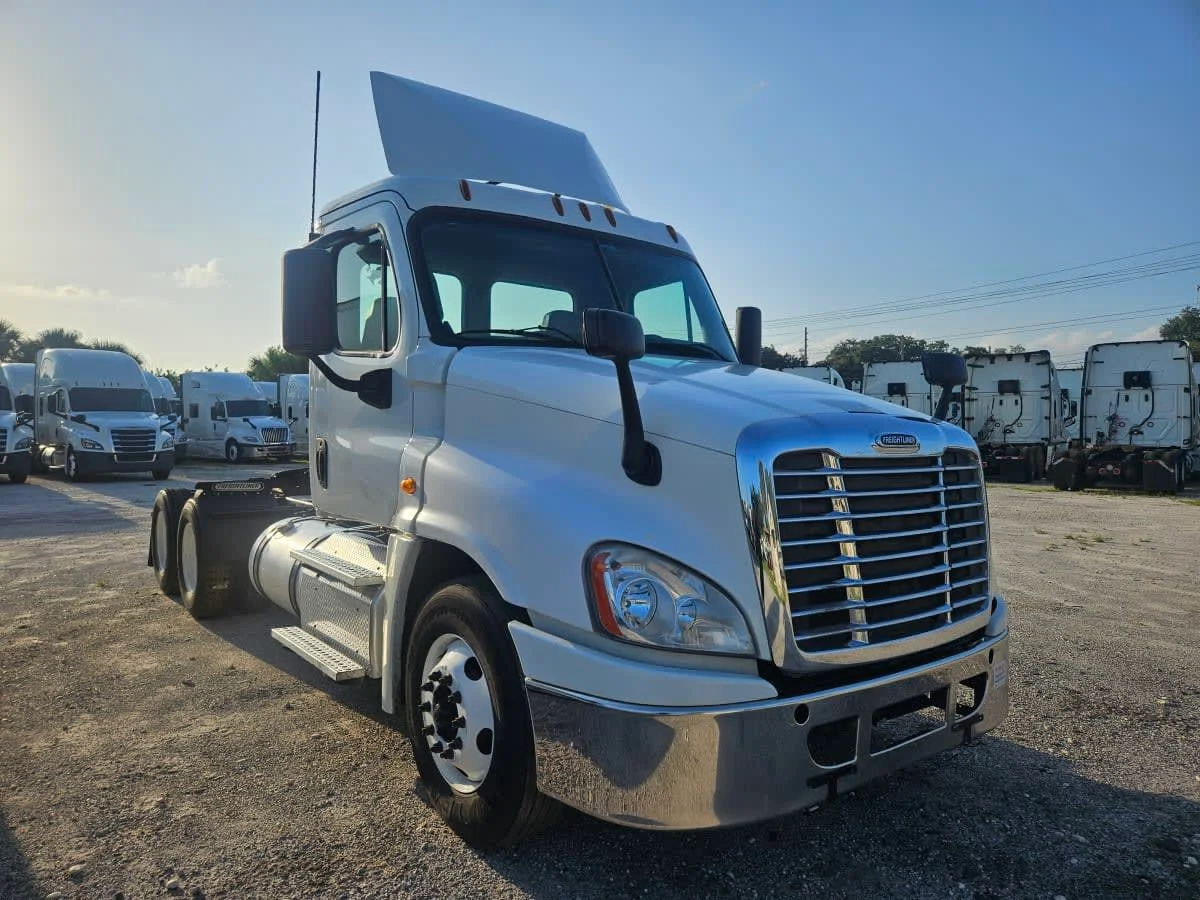 2019 Freightliner Cascadia in Orlando, FL — photo 3