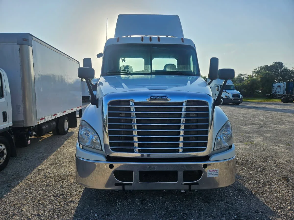 2019 Freightliner Cascadia in Orlando, FL — photo 2