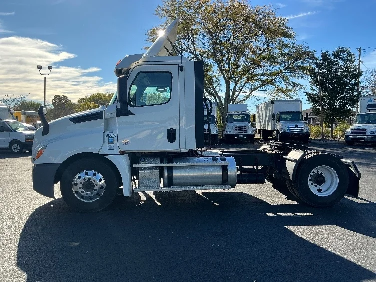 2020 Freightliner Cascadia in Lexington, KY — photo 4