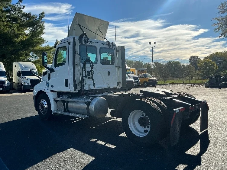 2020 Freightliner Cascadia in Lexington, KY — photo 5