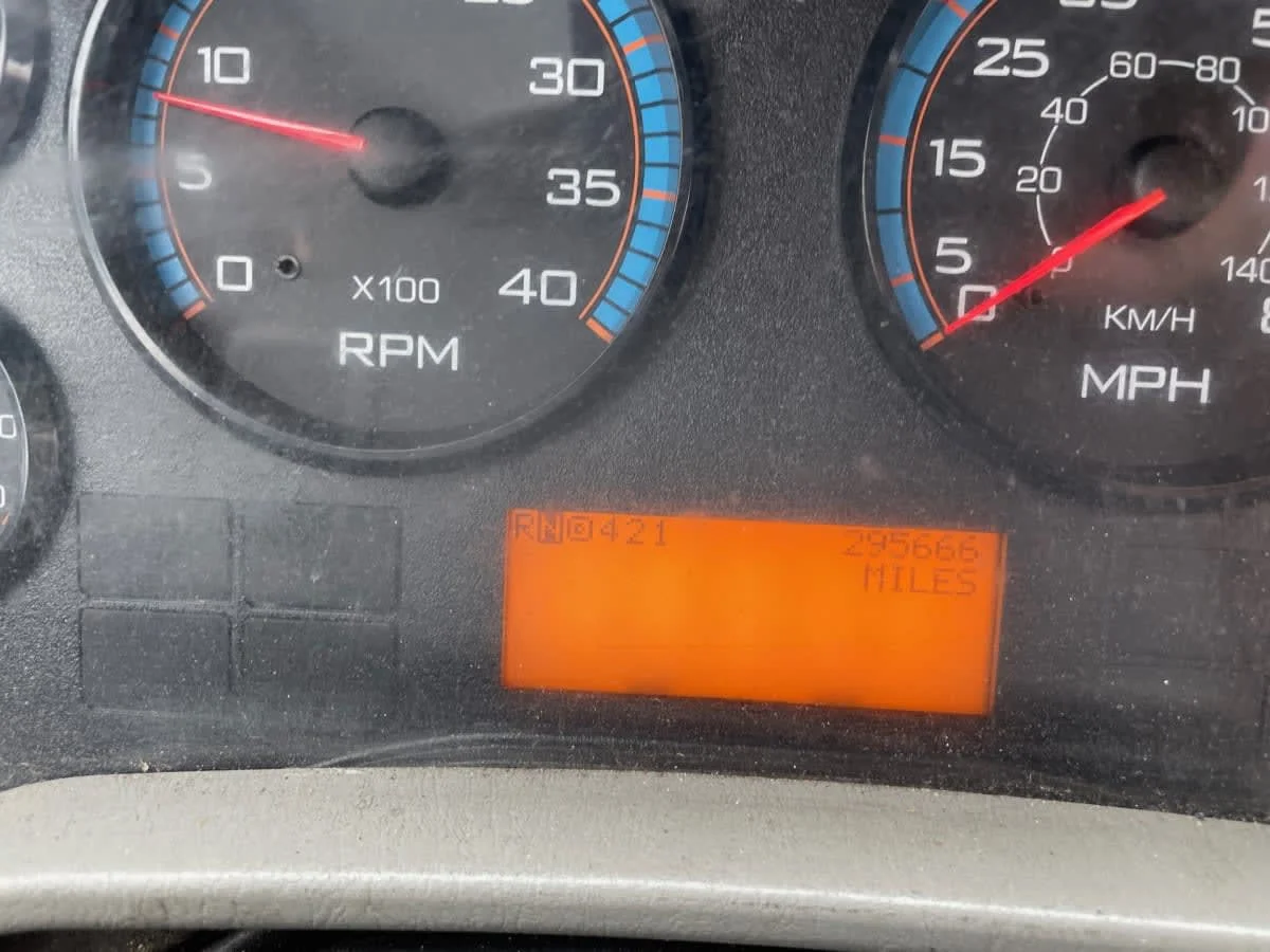 2016 International 4300 - image 12