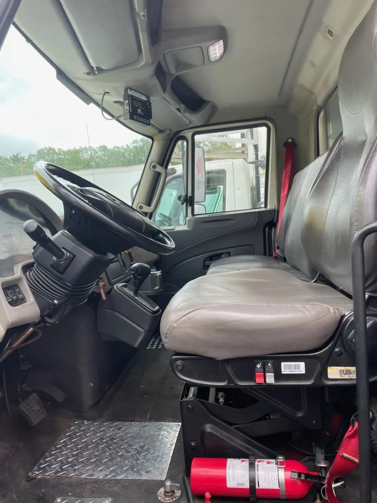 2016 International 4300 - image 8