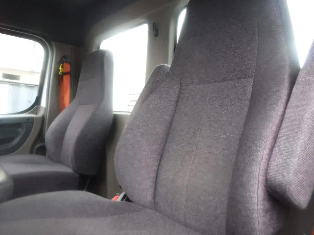 2018 Freightliner Cascadia - image 11