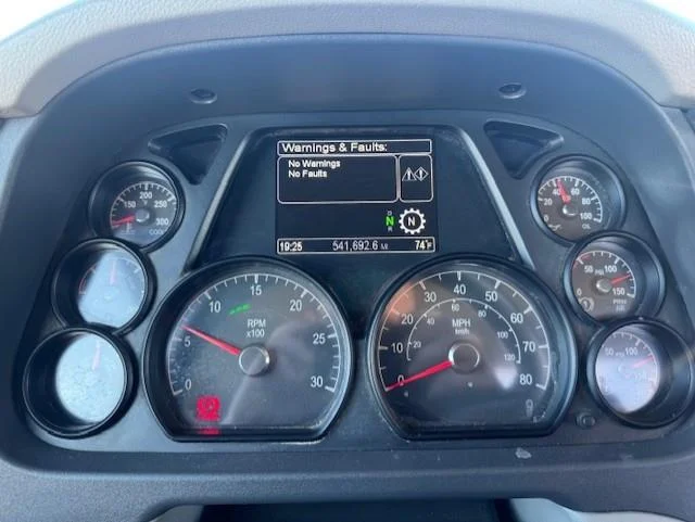 2020 Peterbilt 579 - image 8