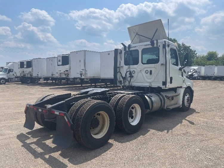 2020 Freightliner Cascadia in Jackson, MI — photo 7