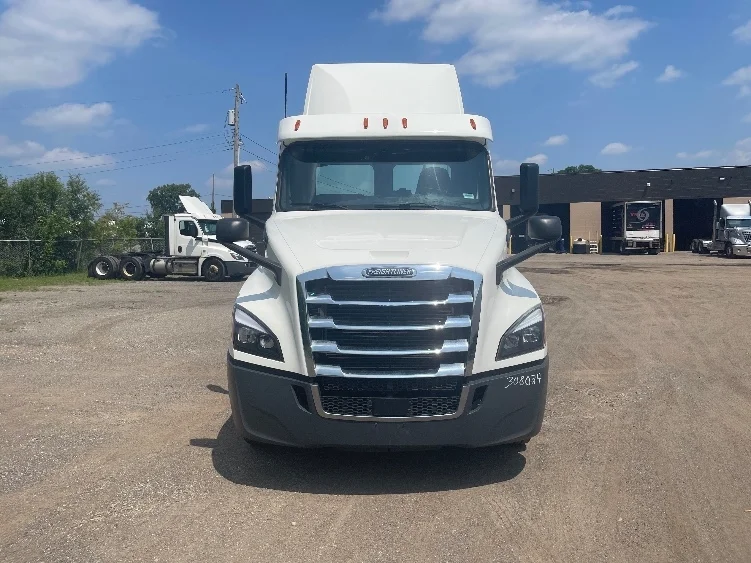 2020 Freightliner Cascadia in Jackson, MI — photo 2