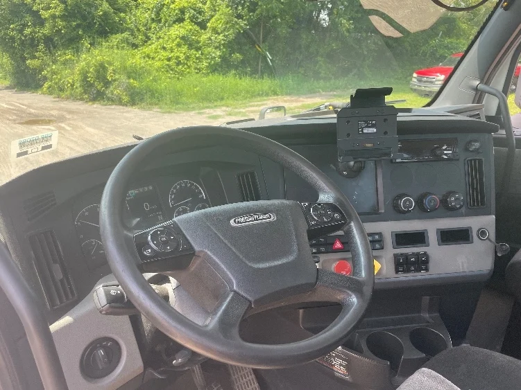 2020 Freightliner Cascadia in Jackson, MI — photo 10