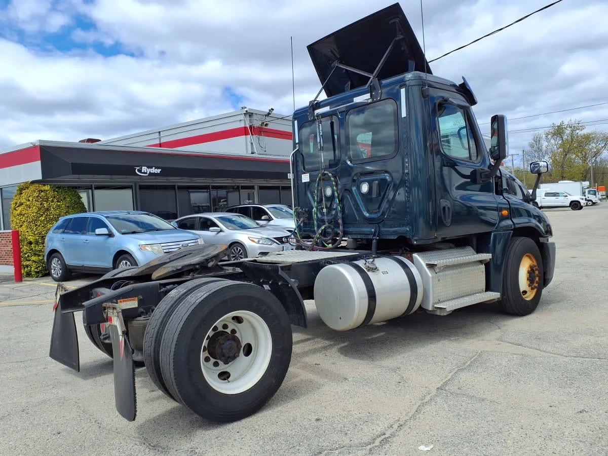 2019 Freightliner Cascadia in Warwick, RI — photo 4