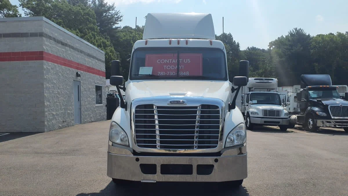 2018 Freightliner Cascadia in Norwood, MA — photo 2