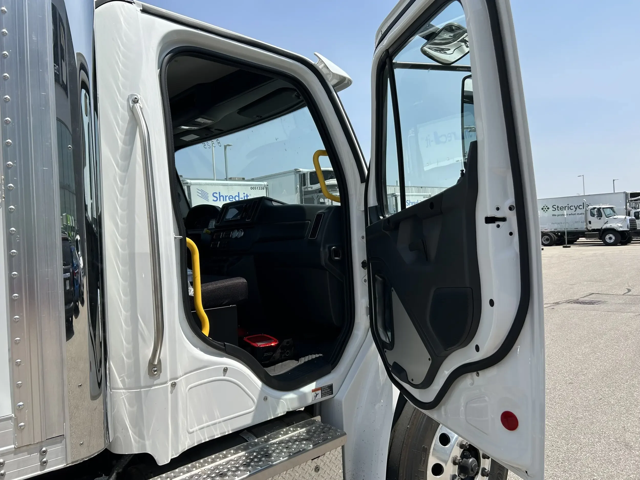 2026 Freightliner M2 106 - image 11